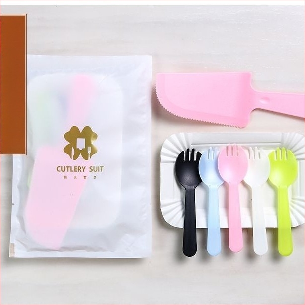 Set de veselă plastică de unică folosință pentru sărbători — farfurii pătrate, cuțite și furculițe, kit patru în unu pentru decorarea tortului, personalizare disponibilă