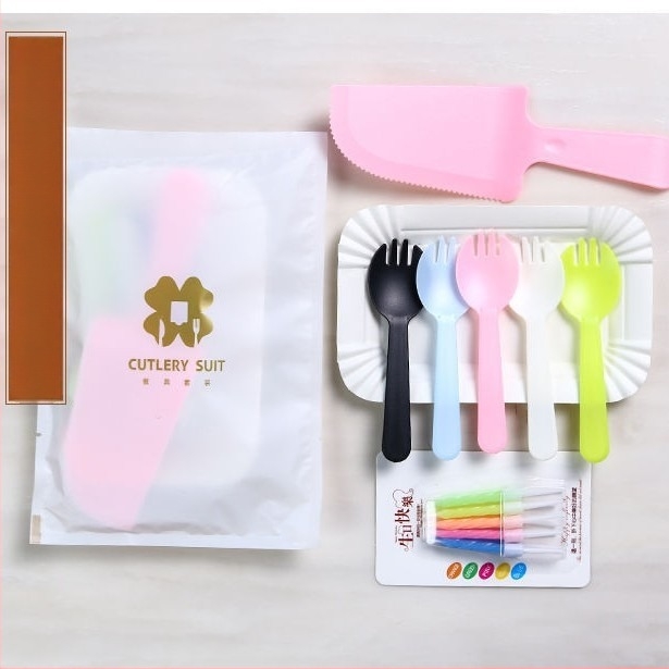 Set de veselă plastică de unică folosință pentru sărbători — farfurii pătrate, cuțite și furculițe, kit patru în unu pentru decorarea tortului, personalizare disponibilă