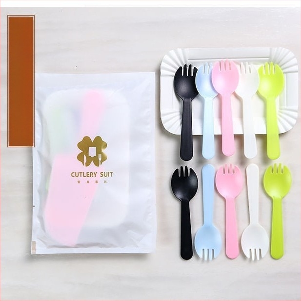 Set de veselă plastică de unică folosință pentru sărbători — farfurii pătrate, cuțite și furculițe, kit patru în unu pentru decorarea tortului, personalizare disponibilă