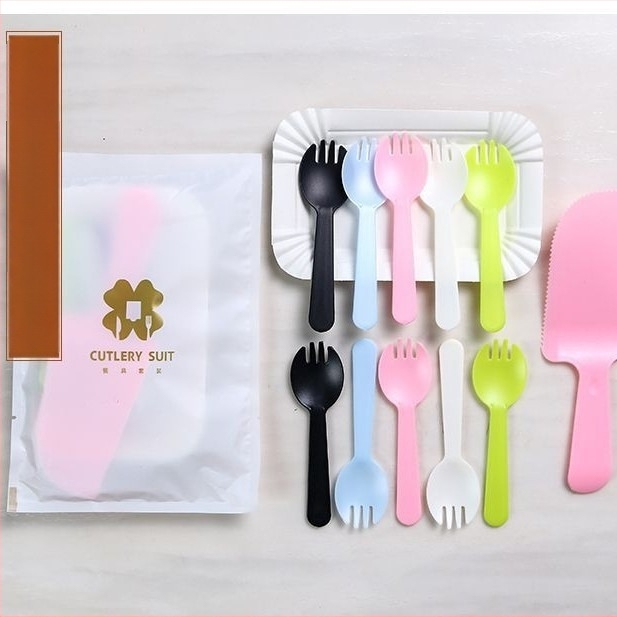 Set de veselă plastică de unică folosință pentru sărbători — farfurii pătrate, cuțite și furculițe, kit patru în unu pentru decorarea tortului, personalizare disponibilă