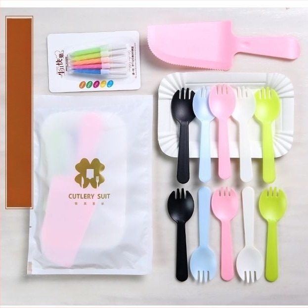 Set de veselă plastică de unică folosință pentru sărbători — farfurii pătrate, cuțite și furculițe, kit patru în unu pentru decorarea tortului, personalizare disponibilă