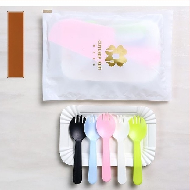 Set de veselă plastică de unică folosință pentru sărbători — farfurii pătrate, cuțite și furculițe, kit patru în unu pentru decorarea tortului, personalizare disponibilă