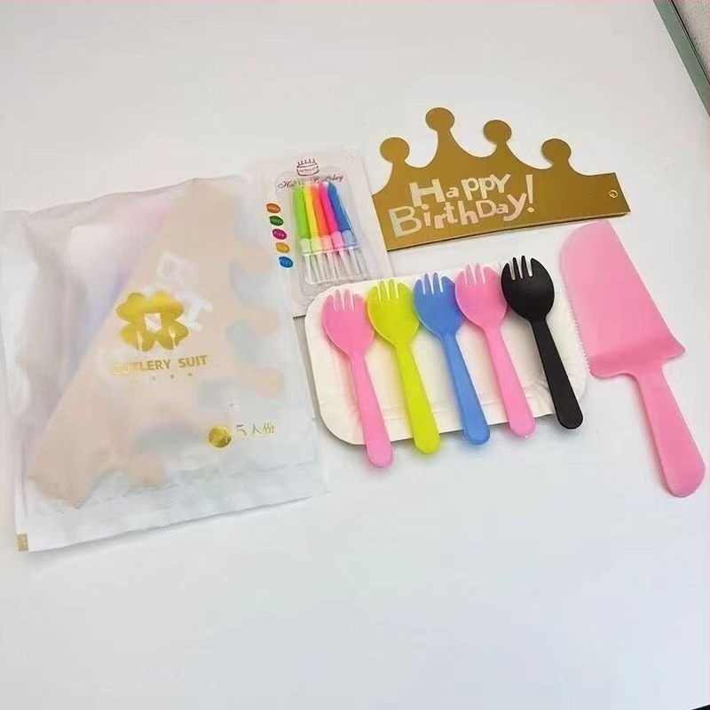 Set de veselă plastică de unică folosință pentru sărbători — farfurii pătrate, cuțite și furculițe, kit patru în unu pentru decorarea tortului, personalizare disponibilă