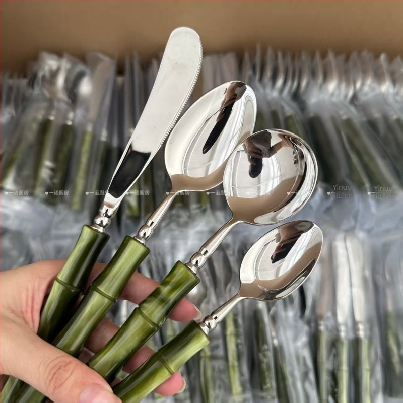 Set tacâmuri occidentale din oțel inoxidabil, 5 piese: cuțit pentru steak, furculiță, furculiță de desert și lingură – de înaltă calitate, stil luxos ușor retro