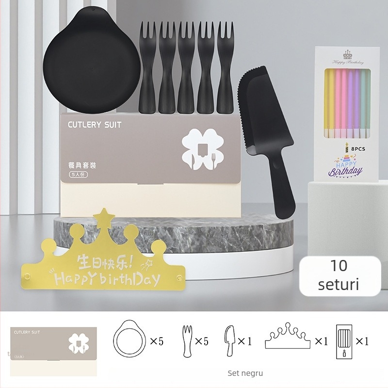 Set tacâmuri de unică folosință pentru tort de ziua ta: cuțit, furculiță, farfurie, lumânare în formă de picătură și pălărie; cinci în unu în cutie cadou; plastic alimentar; personalizabil