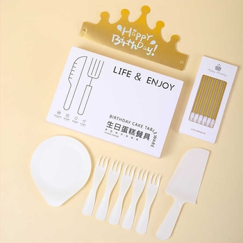 Set de veselă de unică folosință pentru ziua de naștere – farfurii rotunde, din plastic alimentar, cuțit și furculiță incluse, ambalate într-o cutie