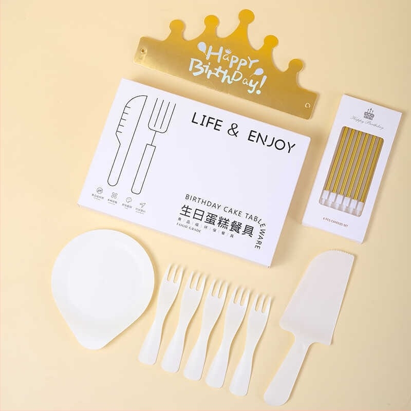 Set de veselă de unică folosință pentru ziua de naștere – farfurii rotunde, din plastic alimentar, cuțit și furculiță incluse, ambalate într-o cutie