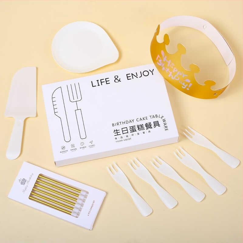 Set de veselă de unică folosință pentru ziua de naștere – farfurii rotunde, din plastic alimentar, cuțit și furculiță incluse, ambalate într-o cutie