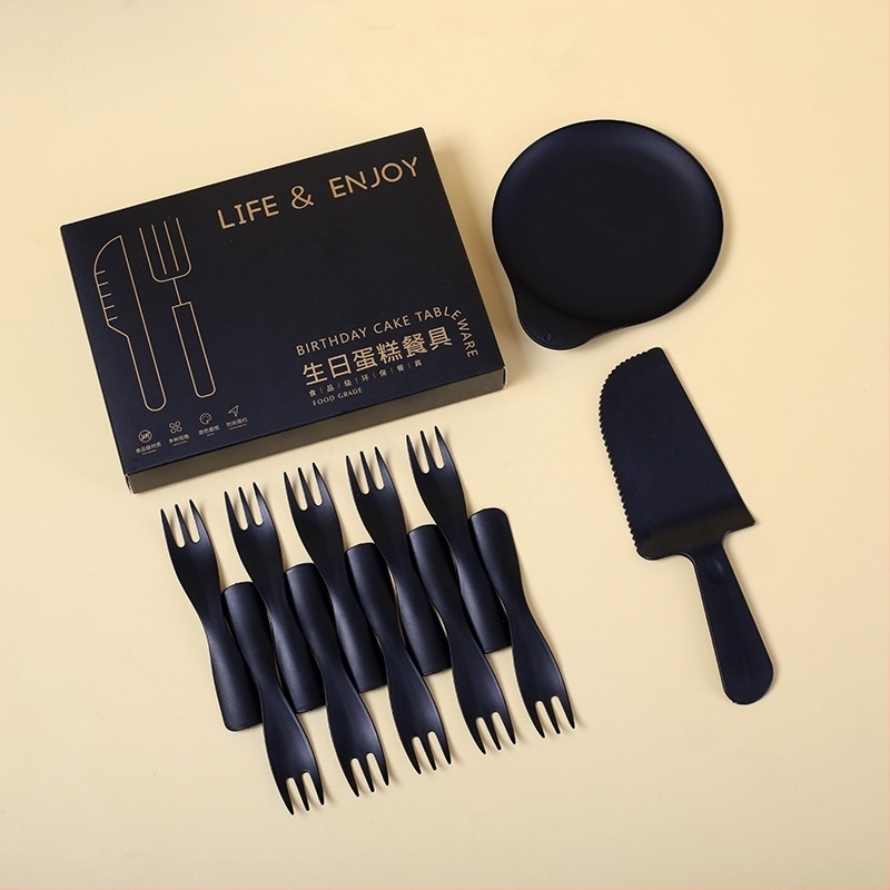 Set de veselă de unică folosință pentru ziua de naștere – farfurii rotunde, din plastic alimentar, cuțit și furculiță incluse, ambalate într-o cutie