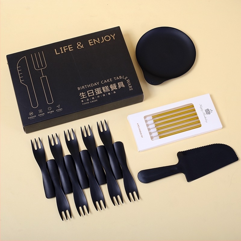 Set de veselă de unică folosință pentru ziua de naștere – farfurii rotunde, din plastic alimentar, cuțit și furculiță incluse, ambalate într-o cutie