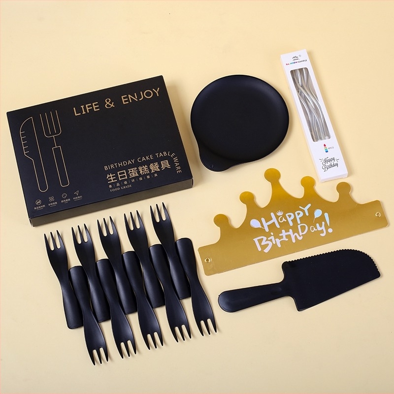 Set de veselă de unică folosință pentru ziua de naștere – farfurii rotunde, din plastic alimentar, cuțit și furculiță incluse, ambalate într-o cutie