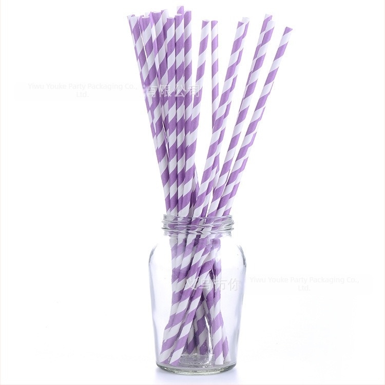 Set de veselă pentru petrecere, cu temă fluture – farfurii, pahare, șervețele, față de masă și ghirlandă; materiale: plastic și hârtie.