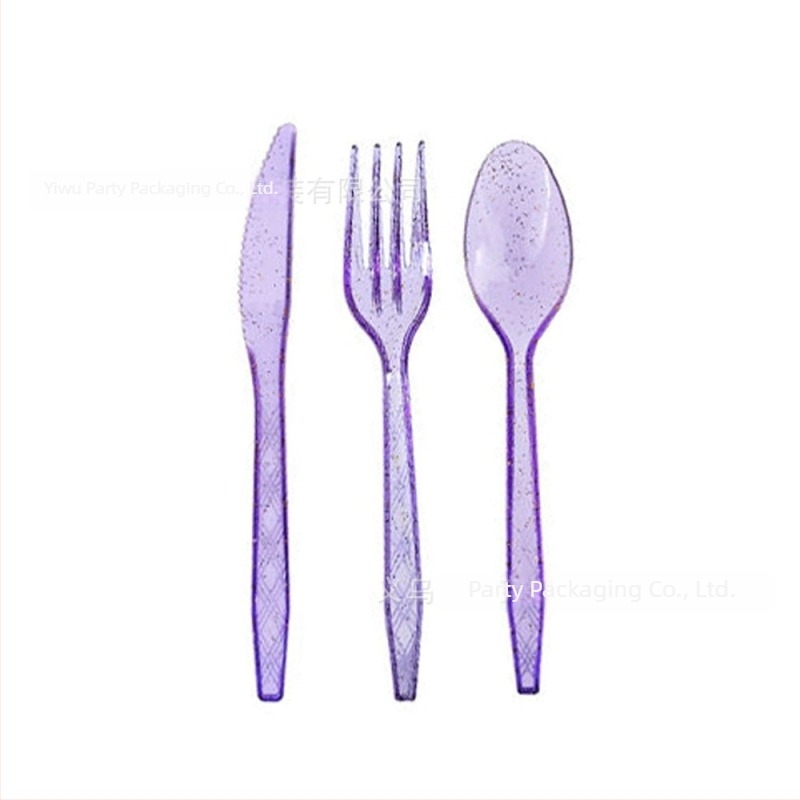 Set de veselă pentru petrecere, cu temă fluture – farfurii, pahare, șervețele, față de masă și ghirlandă; materiale: plastic și hârtie.