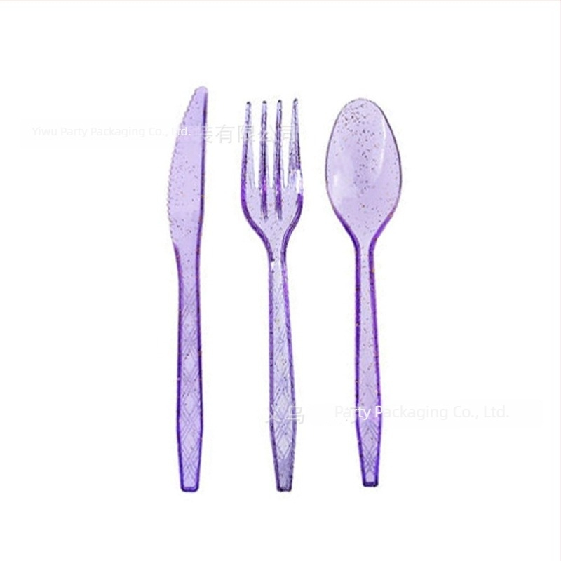 Set de veselă pentru petrecere, cu temă fluture – farfurii, pahare, șervețele, față de masă și ghirlandă; materiale: plastic și hârtie.