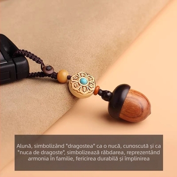 Breloc NFC cu motiv con de pin, lemn de santal și ghindă (cip NFC citire/scriere; stocare 7104; distanță de citire 3–10 cm; alimentare pasivă)