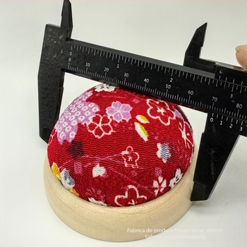 Perne DIY pentru cross-stitch cu bază din lemn și inserție semicirculară pentru ace, imprimeu pe crepe, 40 g – stil japonez drăguț, set unelte broderie