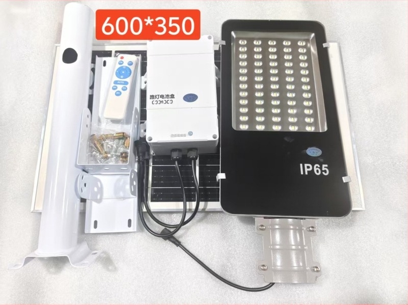 Iluminat stradal solar exterior, cu telecomandă – LED 15W, IP65, autonomie 16–24 h