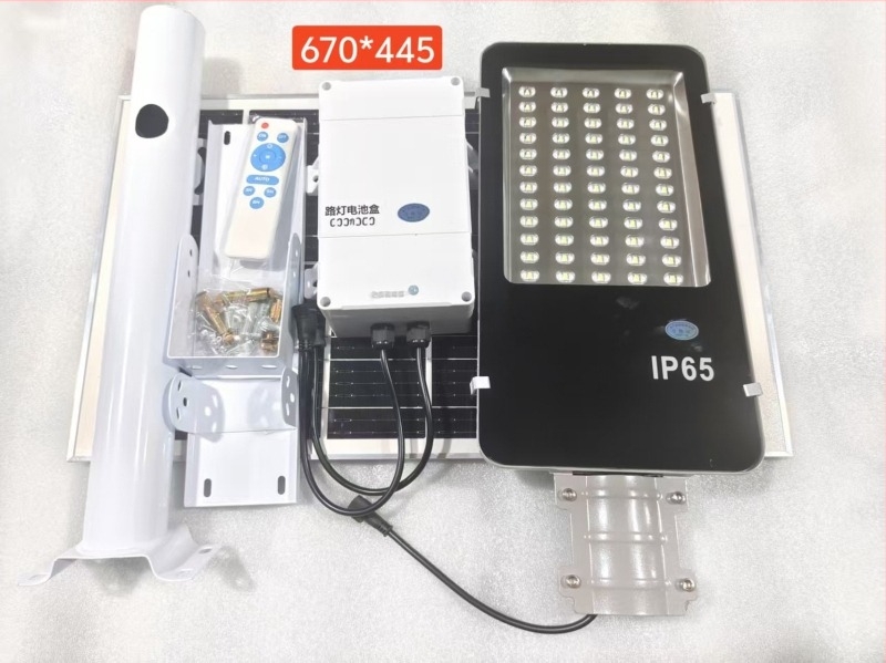 Iluminat stradal solar exterior, cu telecomandă – LED 15W, IP65, autonomie 16–24 h