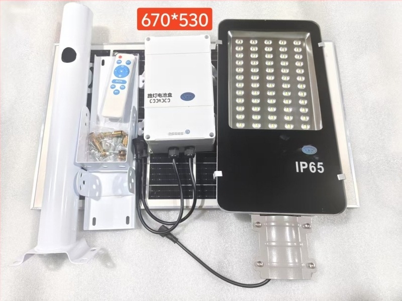 Iluminat stradal solar exterior, cu telecomandă – LED 15W, IP65, autonomie 16–24 h