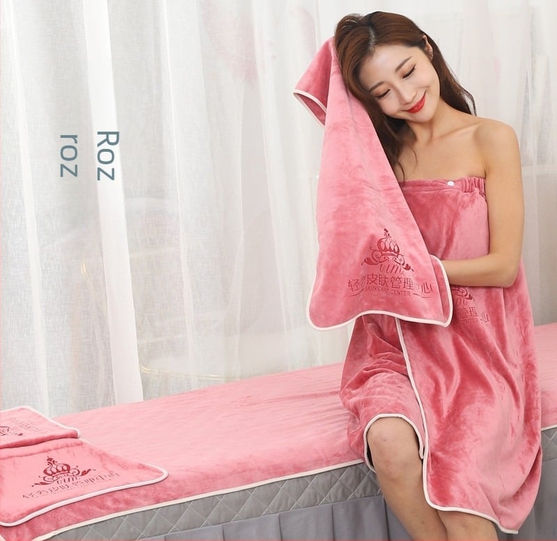 Set de cinci piese pentru salon de înfrumusețare: prosop facial, prosop pentru pernă, șal pentru cap, prosop de pat și prosop de baie. Material: fibră ultra-fină; Greutate: 420 g; Brand: Muyang; Fire: fir rupt vopsit; Tipărire logo disponibil.