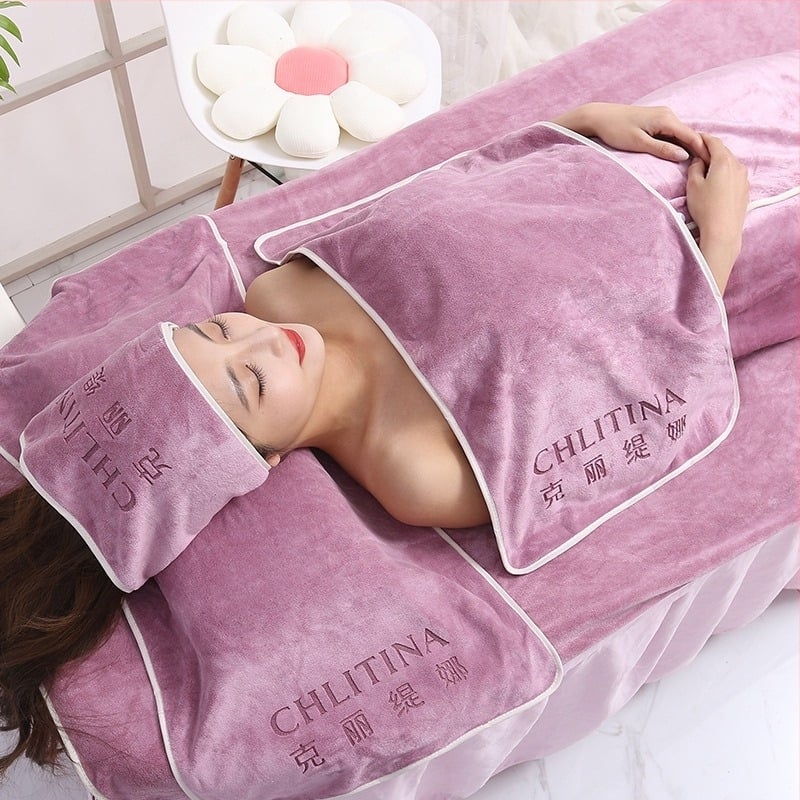 Set de cinci piese pentru salon de înfrumusețare: prosop facial, prosop pentru pernă, șal pentru cap, prosop de pat și prosop de baie. Material: fibră ultra-fină; Greutate: 420 g; Brand: Muyang; Fire: fir rupt vopsit; Tipărire logo disponibil.