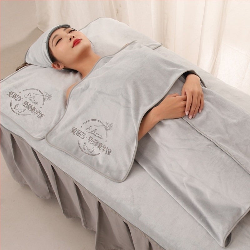 Set de cinci piese pentru salon de înfrumusețare: prosop facial, prosop pentru pernă, șal pentru cap, prosop de pat și prosop de baie. Material: fibră ultra-fină; Greutate: 420 g; Brand: Muyang; Fire: fir rupt vopsit; Tipărire logo disponibil.