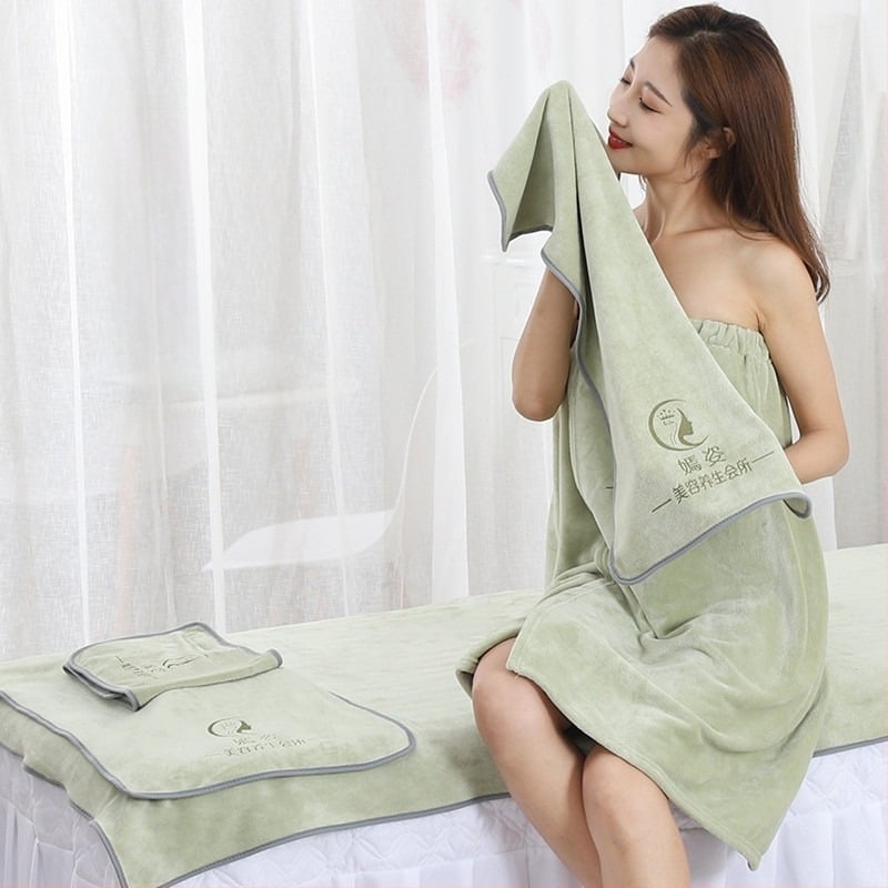 Set de cinci piese pentru salon de înfrumusețare: prosop facial, prosop pentru pernă, șal pentru cap, prosop de pat și prosop de baie. Material: fibră ultra-fină; Greutate: 420 g; Brand: Muyang; Fire: fir rupt vopsit; Tipărire logo disponibil.