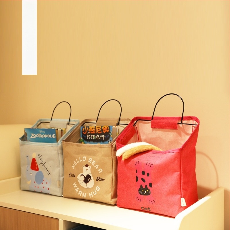 Sac de depozitare textil montat pe perete cu raft lângă pat, model S069860, organizator multifuncțional pentru CD-uri, reviste, rechizite și cosmetică