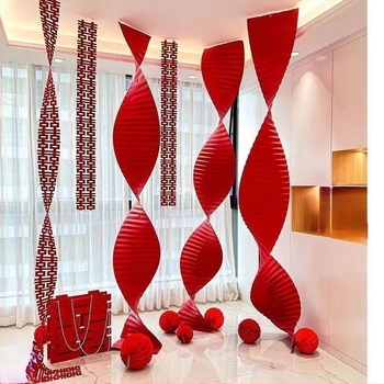 Prop decor pentru locația de nunți – ghirlandă din panglică, potrivită ca cadouri corporative