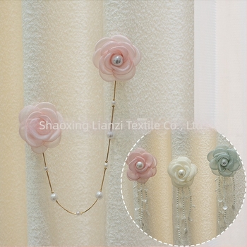 Decorațiune pentru perdea cu șir de perle și camelia cu ac decorativ – mici accesorii florale pentru perdele