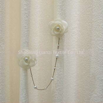 Decorațiune pentru perdea cu șir de perle și camelia cu ac decorativ – mici accesorii florale pentru perdele