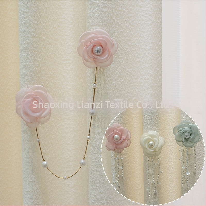 Decorațiune pentru perdea cu șir de perle și camelia cu ac decorativ – mici accesorii florale pentru perdele