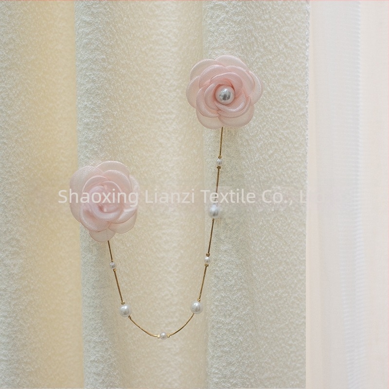 Decorațiune pentru perdea cu șir de perle și camelia cu ac decorativ – mici accesorii florale pentru perdele