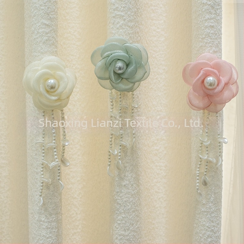 Decorațiune pentru perdea cu șir de perle și camelia cu ac decorativ – mici accesorii florale pentru perdele