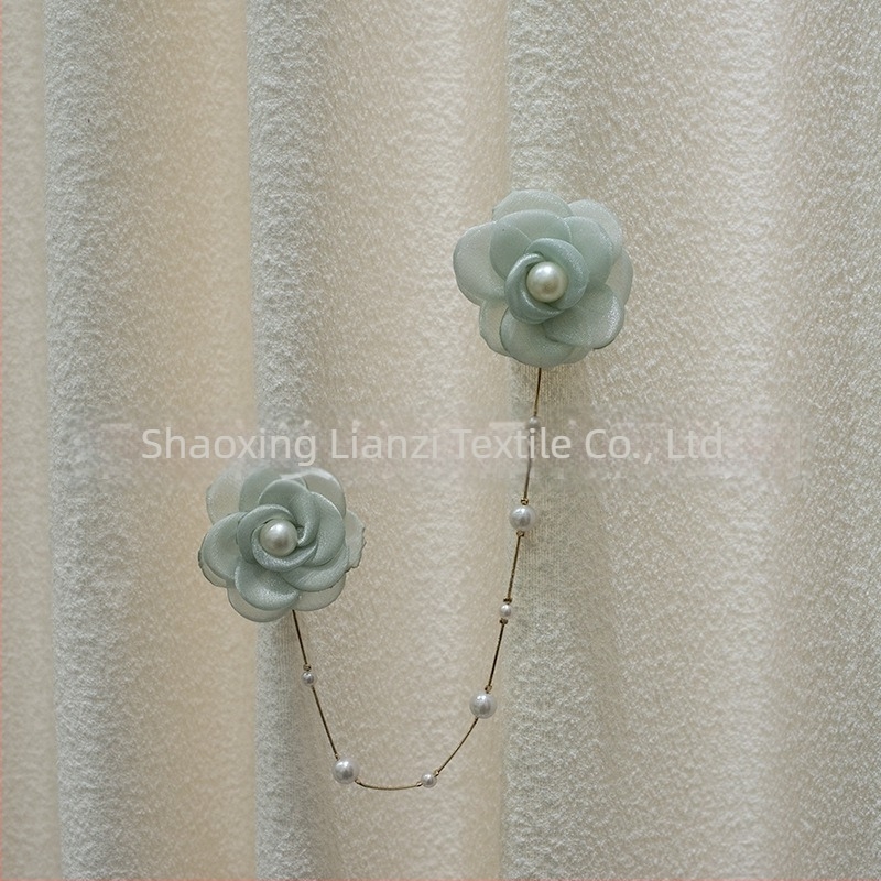 Decorațiune pentru perdea cu șir de perle și camelia cu ac decorativ – mici accesorii florale pentru perdele