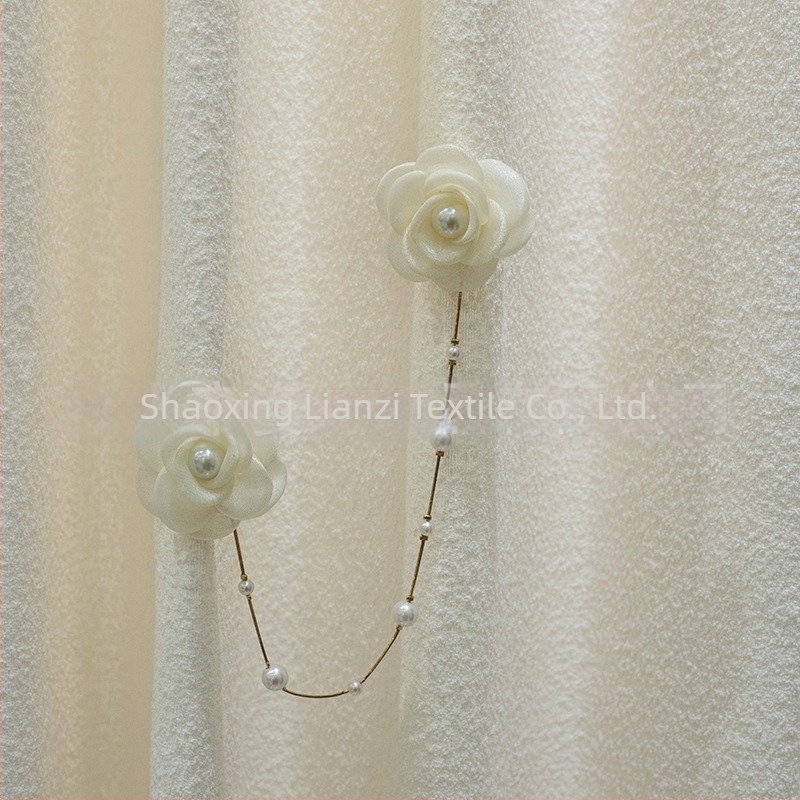 Decorațiune pentru perdea cu șir de perle și camelia cu ac decorativ – mici accesorii florale pentru perdele