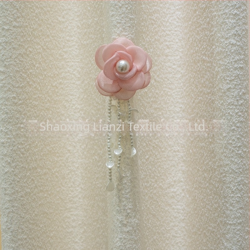 Decorațiune pentru perdea cu șir de perle și camelia cu ac decorativ – mici accesorii florale pentru perdele