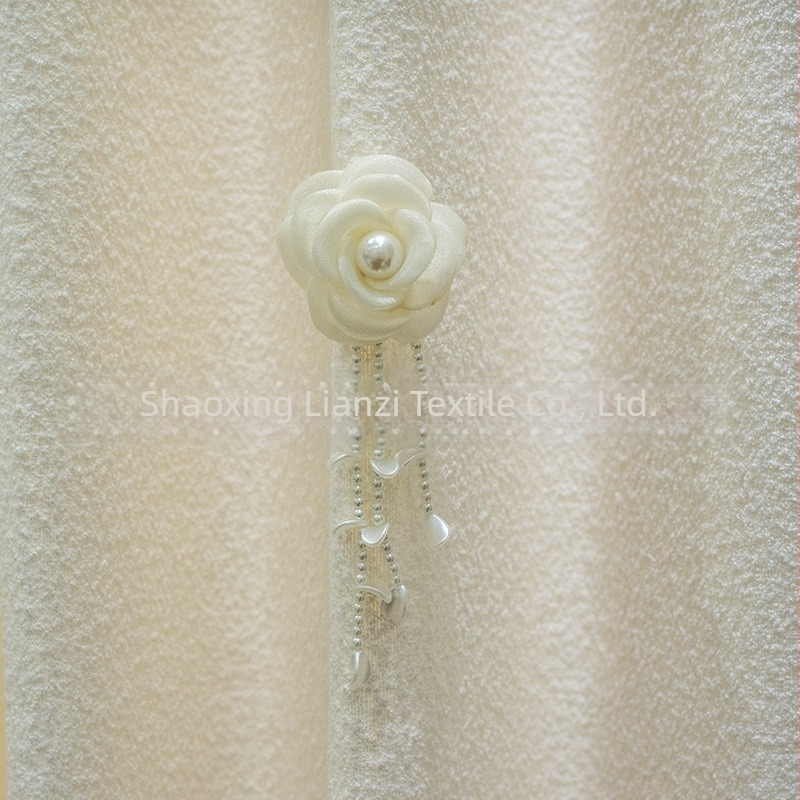 Decorațiune pentru perdea cu șir de perle și camelia cu ac decorativ – mici accesorii florale pentru perdele