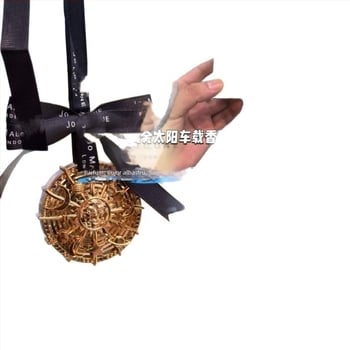 Suport auto pentru aromaterapie cu săculeț – din lemn, parfum floral Freesia, 10–20 ml, evaporare peste 90 zile, montaj suspendat