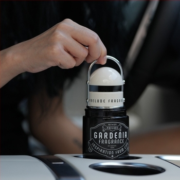 Aromă pentru mașină Gardenia în recipient din sticlă, montare pe scaun, durează peste 90 de zile