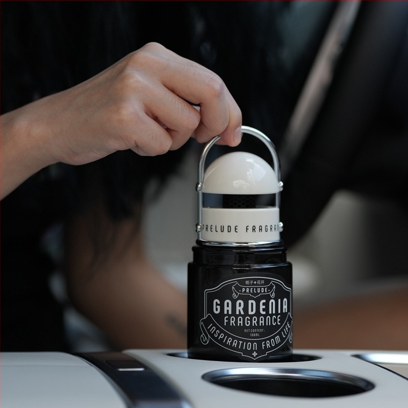 Aromă pentru mașină Gardenia în recipient din sticlă, montare pe scaun, durează peste 90 de zile