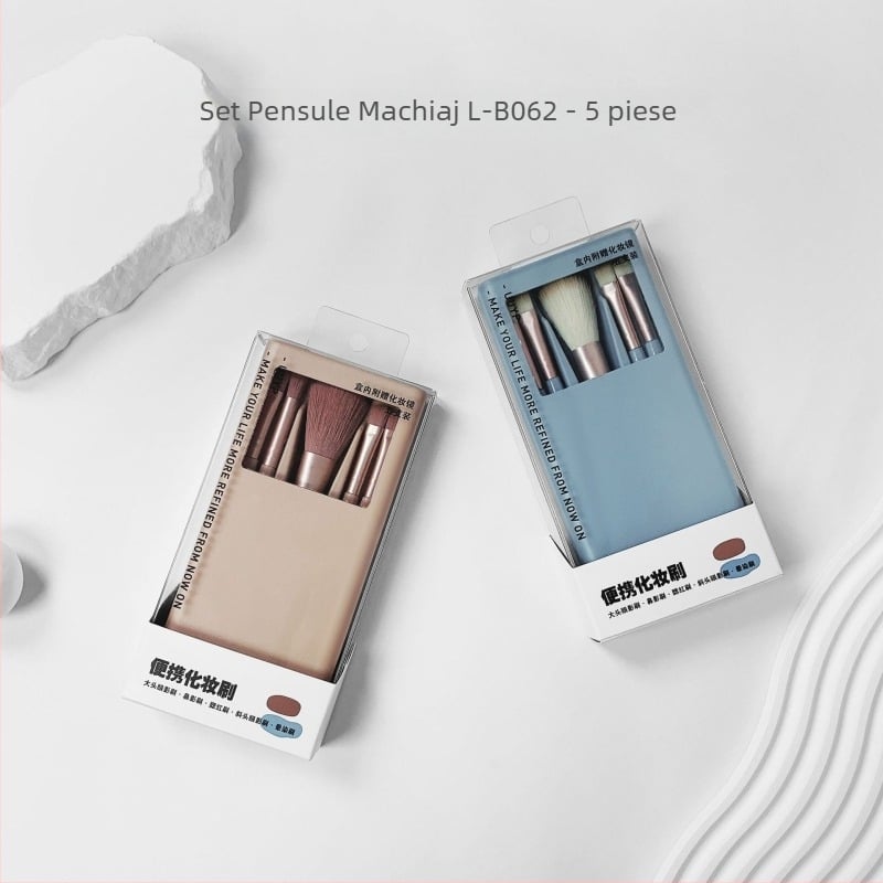 Set de pensule de machiaj, incluzând pensula pentru sprânne, pensula pentru fond de ten, pensula de contur și pensula de fard de pleoape