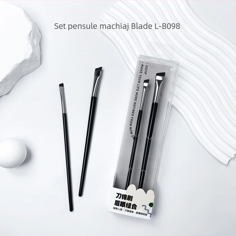 Set de pensule de machiaj, incluzând pensula pentru sprânne, pensula pentru fond de ten, pensula de contur și pensula de fard de pleoape