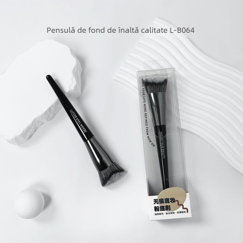 Set de pensule de machiaj, incluzând pensula pentru sprânne, pensula pentru fond de ten, pensula de contur și pensula de fard de pleoape