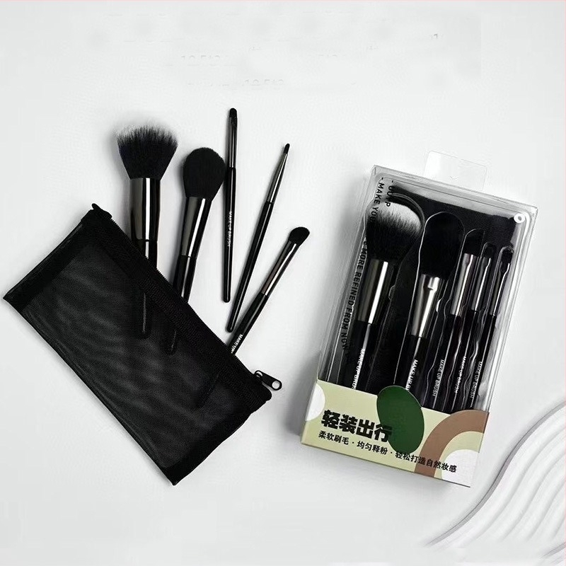 Set de pensule de machiaj, incluzând pensula pentru sprânne, pensula pentru fond de ten, pensula de contur și pensula de fard de pleoape