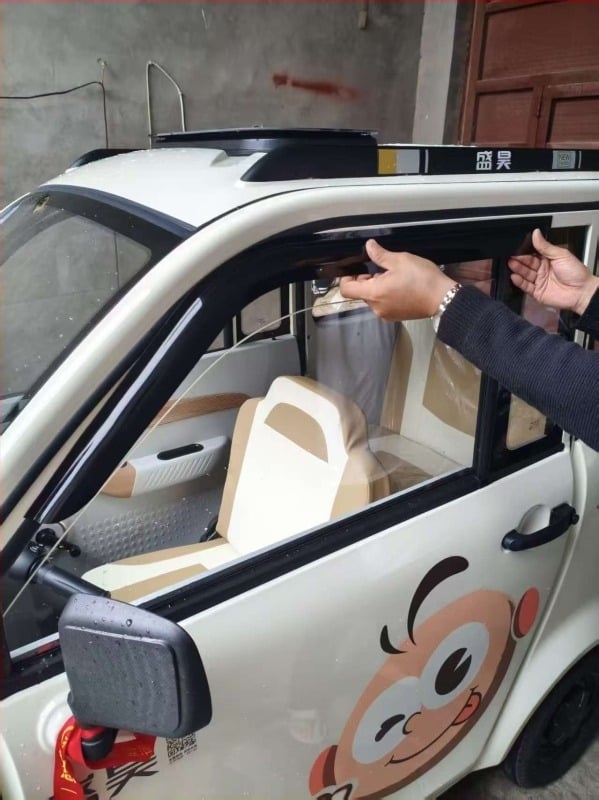 Visor impermeabil din cauciuc pentru vehicule electrice, montaj cu adeziv, pachet cu 2 bucăți, compatibil cu mai multe modele