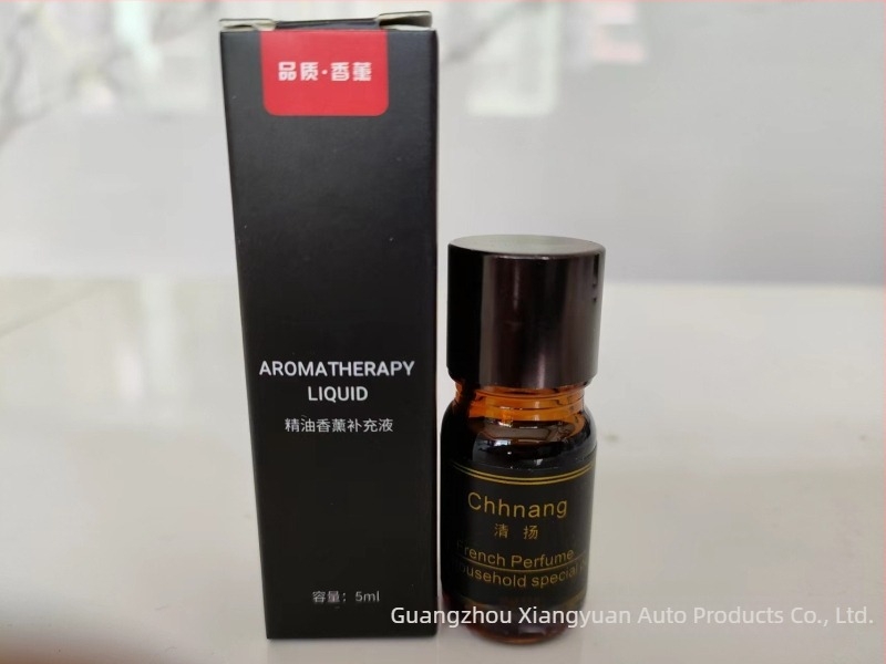 Suport parfum pentru scaun auto, din aliaj de aluminiu cu acoperire ABS; 400 g; 3 ani durată de valabilitate; parfum cu note de iarbă verde și lemn; aromaterapie decorativă.