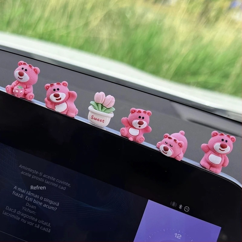 Ornament interior auto – ursuleț desen animat în formă de căpșună, din rășină, pentru decorarea bordului