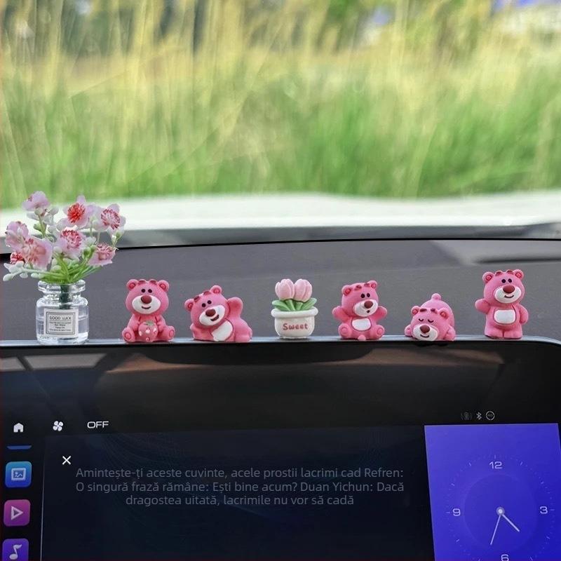 Ornament interior auto – ursuleț desen animat în formă de căpșună, din rășină, pentru decorarea bordului