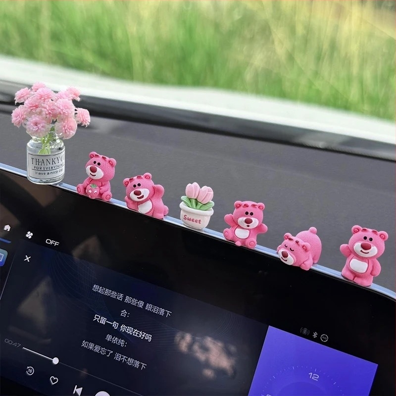 Ornament interior auto – ursuleț desen animat în formă de căpșună, din rășină, pentru decorarea bordului